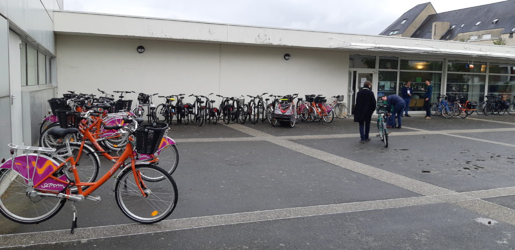 Plus de 100 vélos étaient stationnés autour de la salle Pierre Guédou.