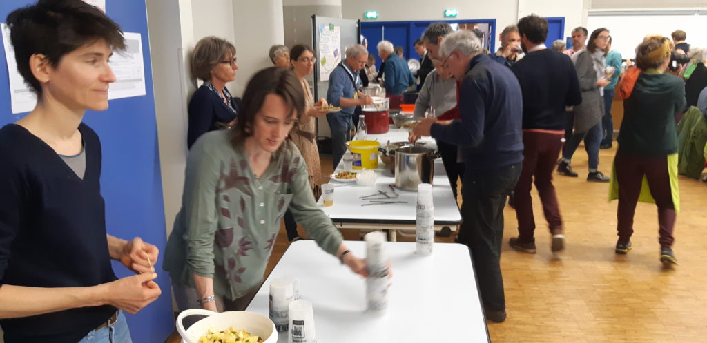 Les bénévoles d'Alternatiba et Cyclamaine ont préparé un repas local, bio, zéro déchets... et bon !