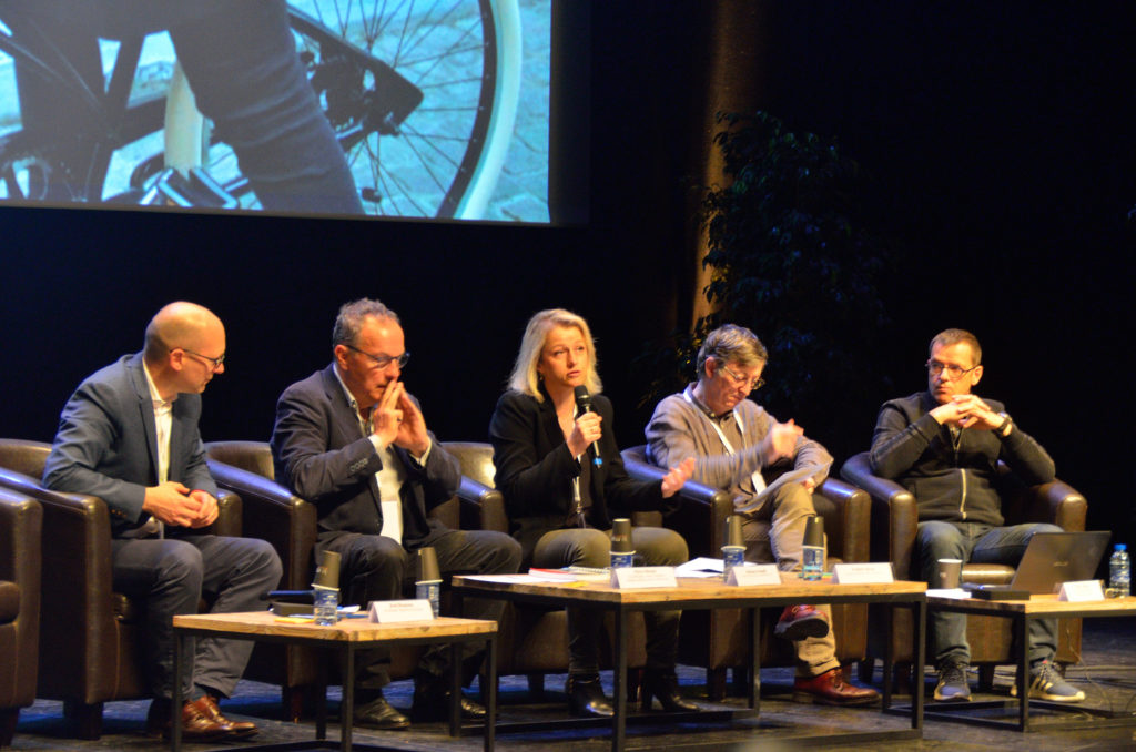 L'une des tables rondes, avec au centre Barbara Pompili, présidente de la commission du Développement durable à l'Assemblée nationale ; à droite Rémi Batiot, vice-président de Le Mans métropole délégué aux mobilités